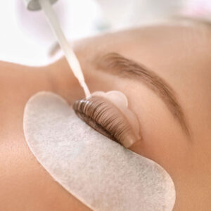 Applying Lash Lift Glue to Silicon Pad