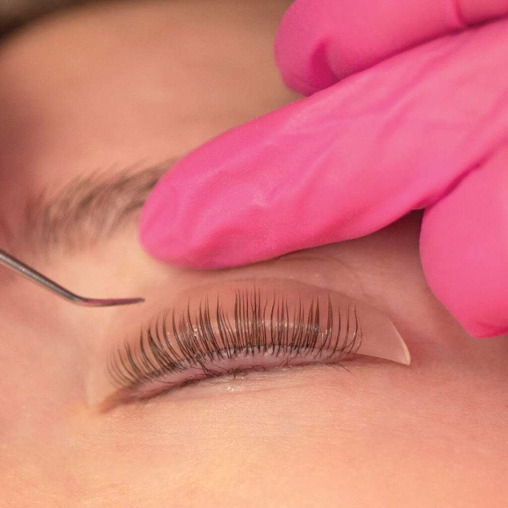 Lifting Lashes onto Silicon Pad for Lash Lift
